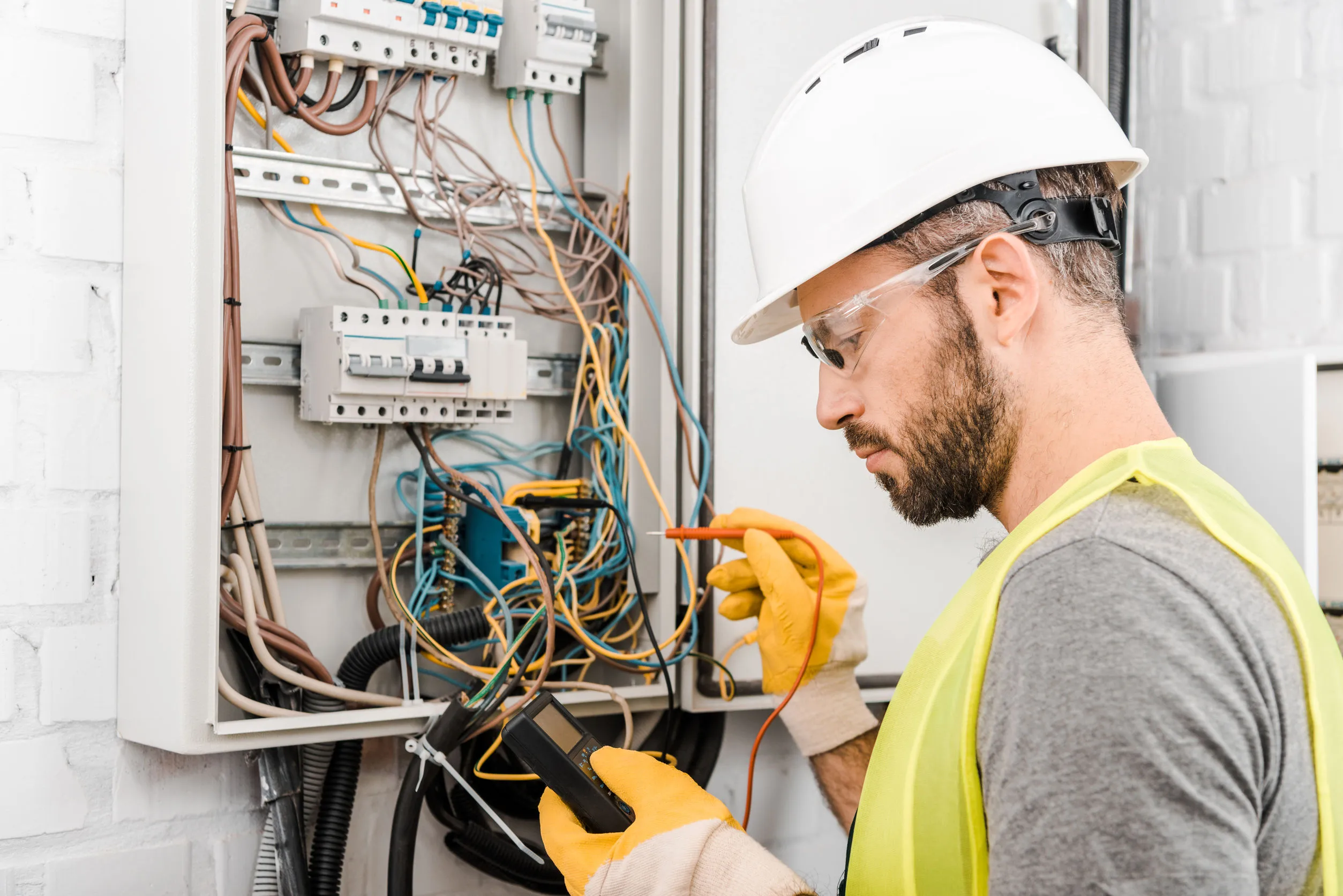 Signs You May Not Ignore For Calling An Electrical Contractor